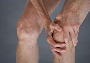 Auto -massagem do joelho com osteoartrite