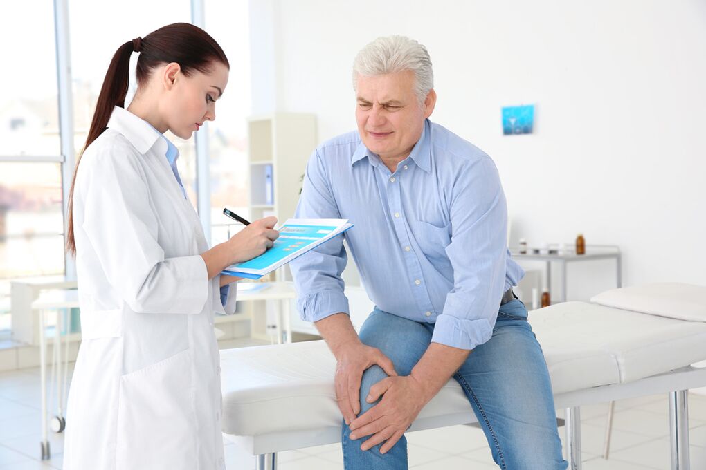 Um médico prescreve tratamento para artrose da articulação do joelho a um paciente